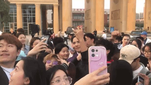 向佐这次是不是可以可以扬眉吐气的说我就是向佐！
不是谁的儿子，谁的老公，我就是我