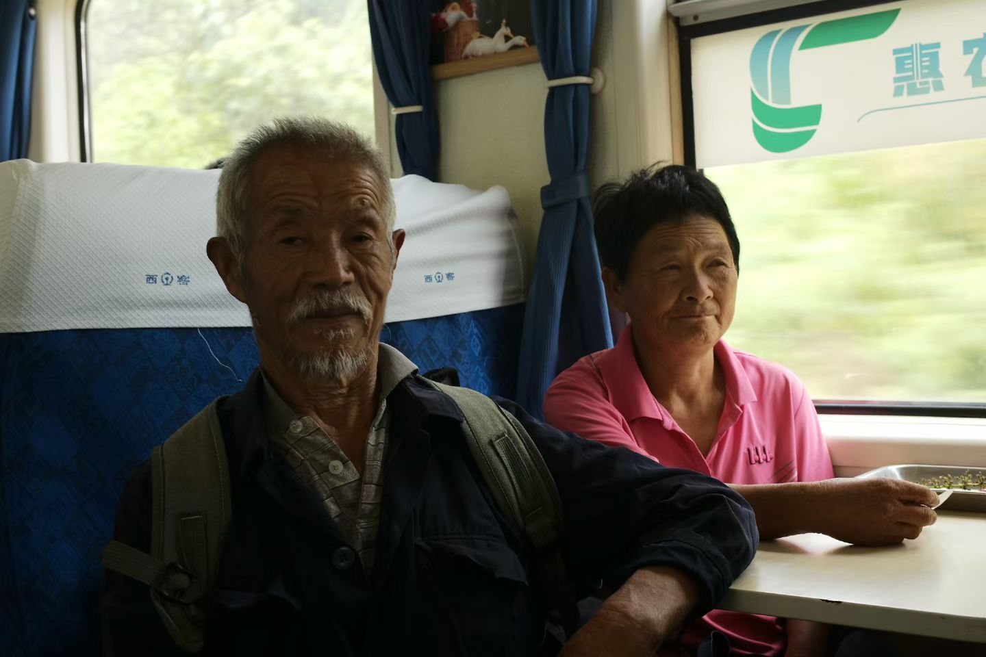 坐了一趟绿皮火车，又像是回到小时候，火车上逛了一圈拍了些照片，就还蛮有感触的… 