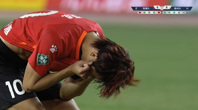 南通队长哭了 这就是足球！南通队经过点球大战不敌泰州队，无缘苏超决赛冠军。点球大