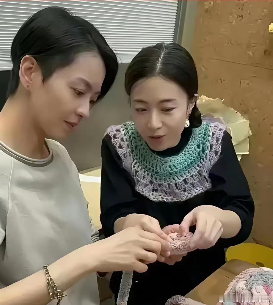 以前的甘比看梁咏琪满眼的羡慕，现在的她却是一脸松弛，有钱真好啊！ ​ ​​​