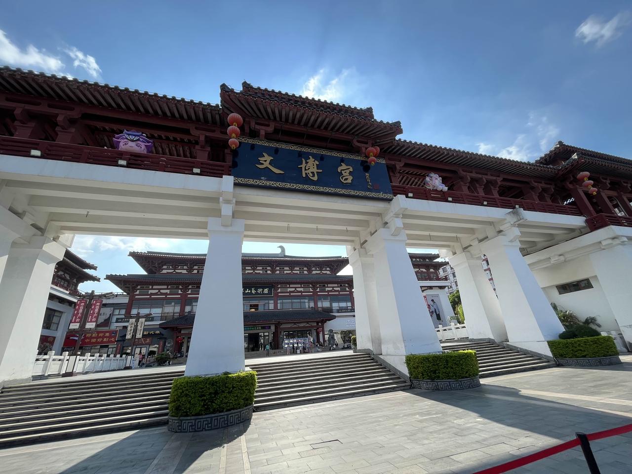 在深圳布吉还挖掘出这个宋代的建筑工程，就是人气不够，商场也不多，可以发展旅游业的