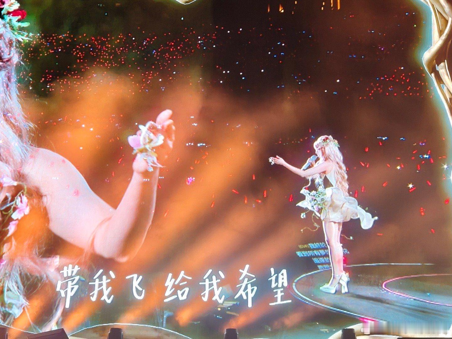 #张韶涵 歌手分会场#张韶涵的服化道和音色都太完美了！她的每一次出现都能让人眼前
