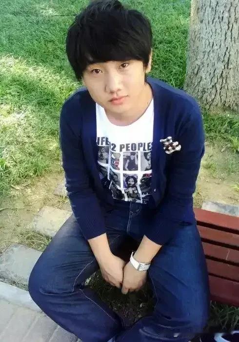 考古到汪苏泷大学时期的青涩旧照，真的太有年代感了，您看到过吗？
2009 - 2