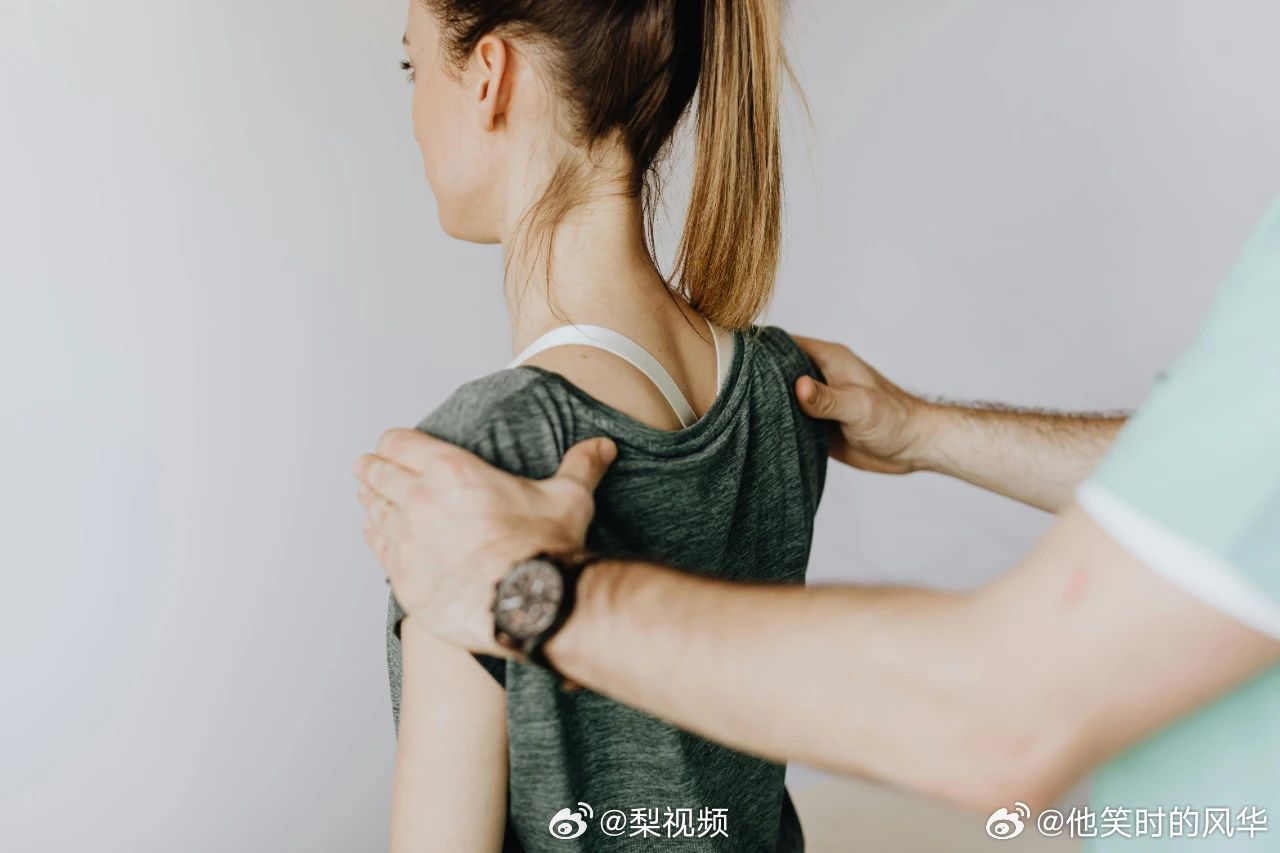 🧘久坐党注意啦！打卡直角肩天鹅颈跟练需谨慎，不当练习易诱发颈椎问题，舒展脊椎才