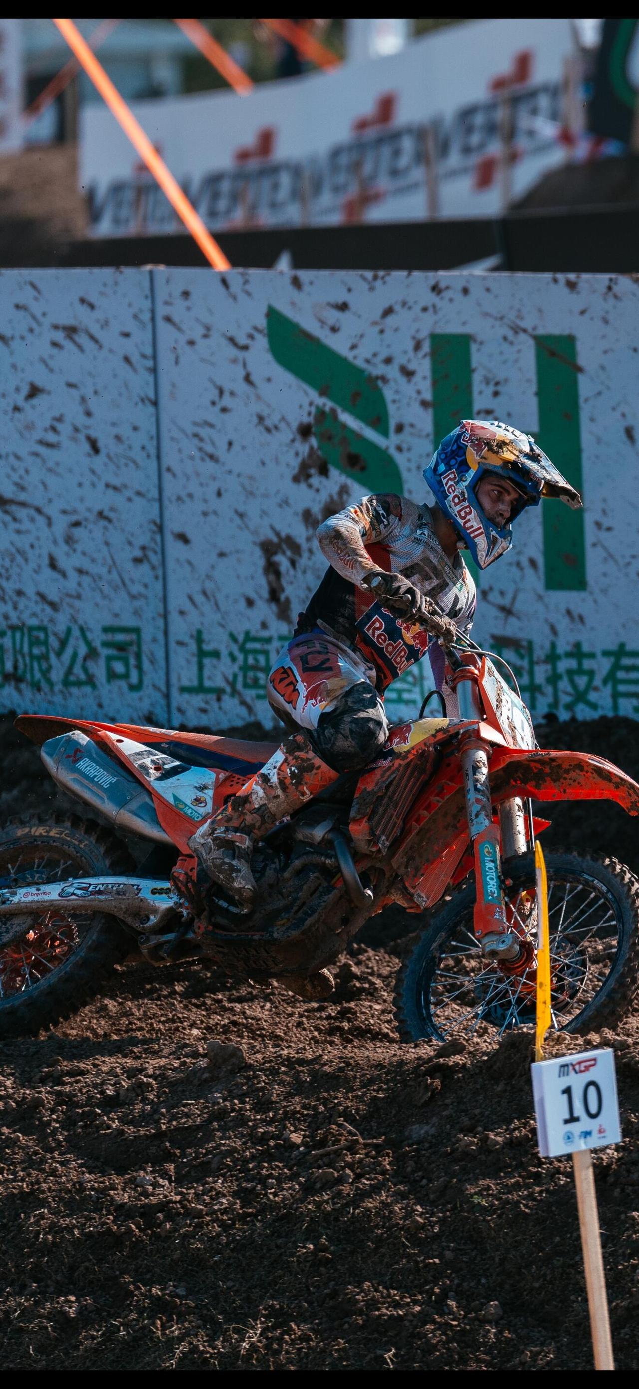 MXGP瑞典赛道最大难点是成片连续起伏坡道，再叠加湿滑泥土，容错率极低。上坡时油