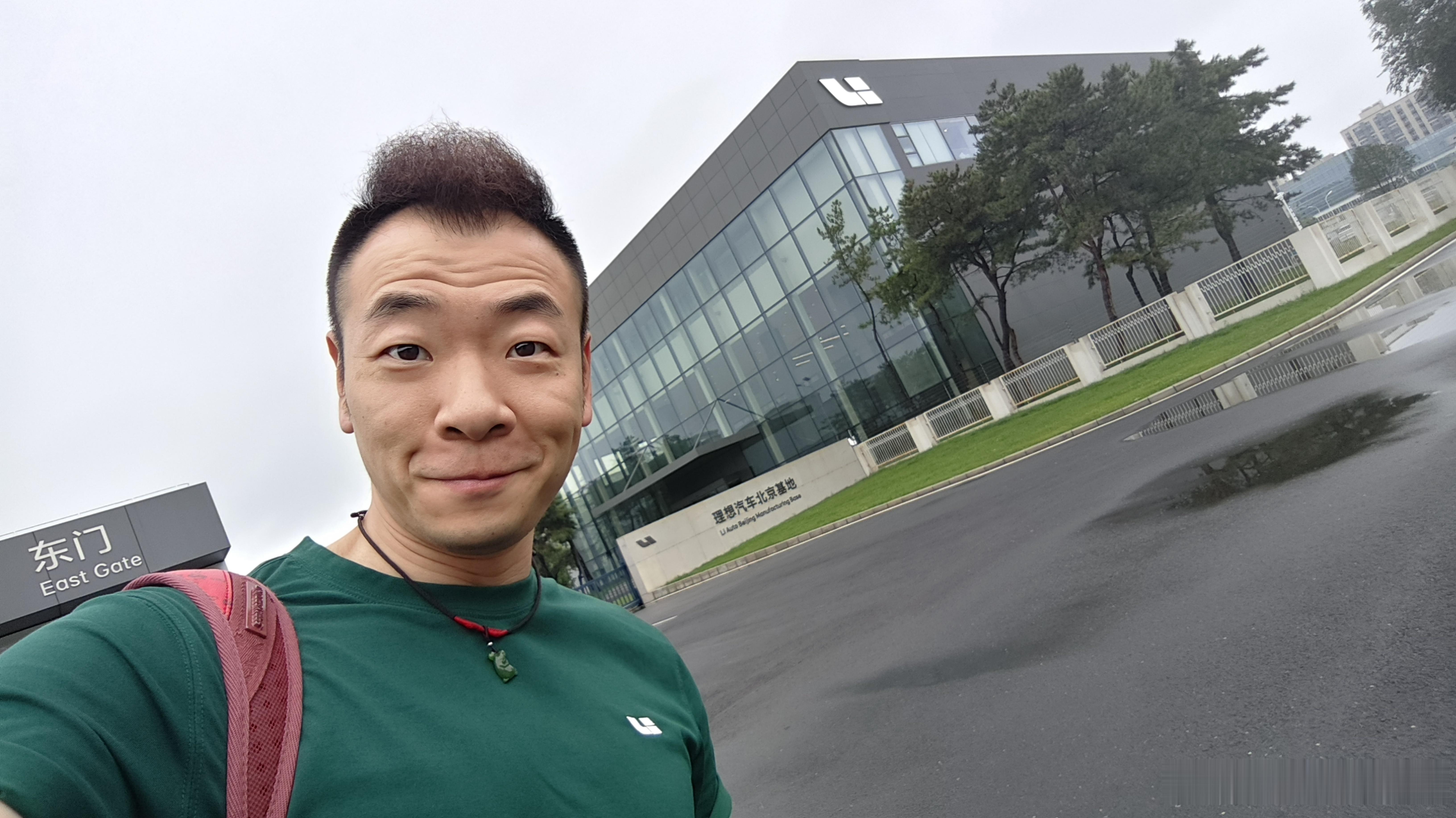 我刚才一到门口，人家都跟我说：员工刷卡去[微笑] #理想mega# ​​​