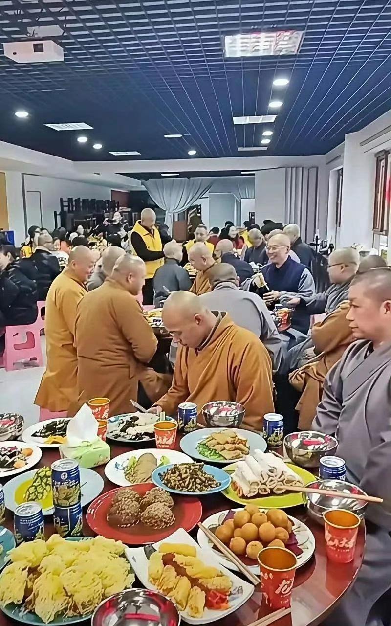 仔细看了这一桌，应该算正宗出家人了吧？