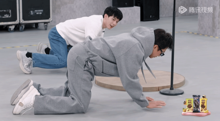 邓超现场演蜥蜴邓超演出了蜥蜴的精髓奋斗吧人生 学员演蜥蜴被猜成壁虎青蛙，邓超直接