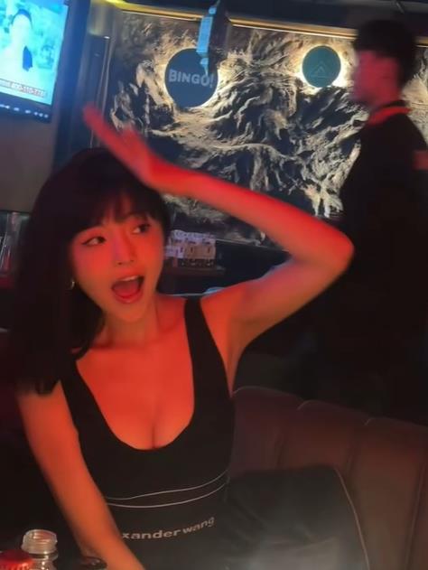 司晓迪玩鹿晗的梗 司晓迪选用鹿晗此前挑战过的歌曲作背景音乐，并回复网友称“我故意