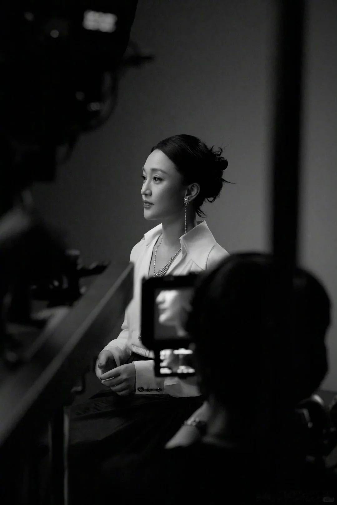 周迅 对后辈很照顾，会分享演戏经验，不摆前辈架子。这种大气和包容，让她在圈内口碑