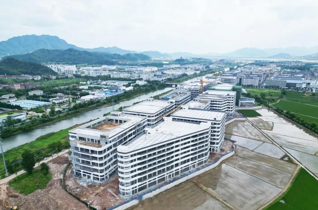 东阳身边事 6月16日，横店禹山高端磁性材料产业园内，工人们正在加紧开展厂房外立