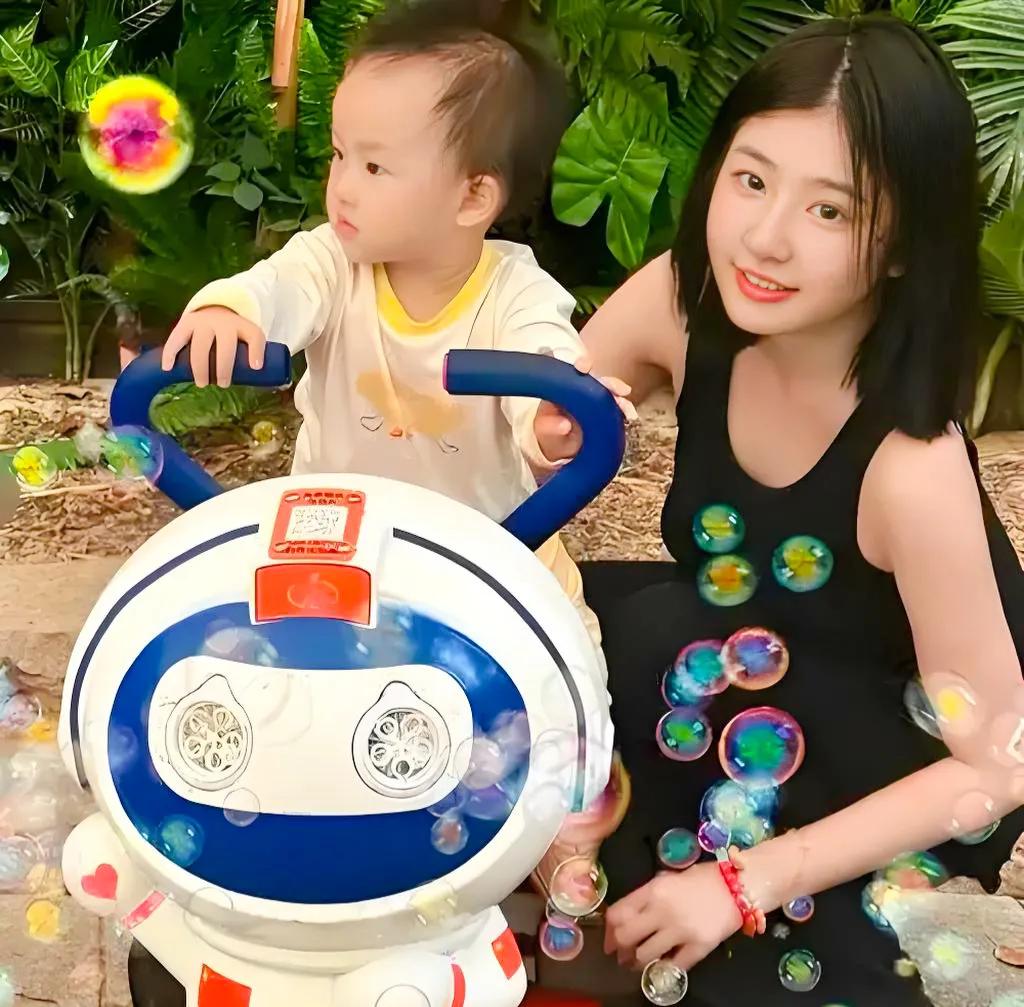 黄一鸣，按理说这女的长相不差，身材又好，还年轻漂亮。明明一手王牌。让自己打的稀巴