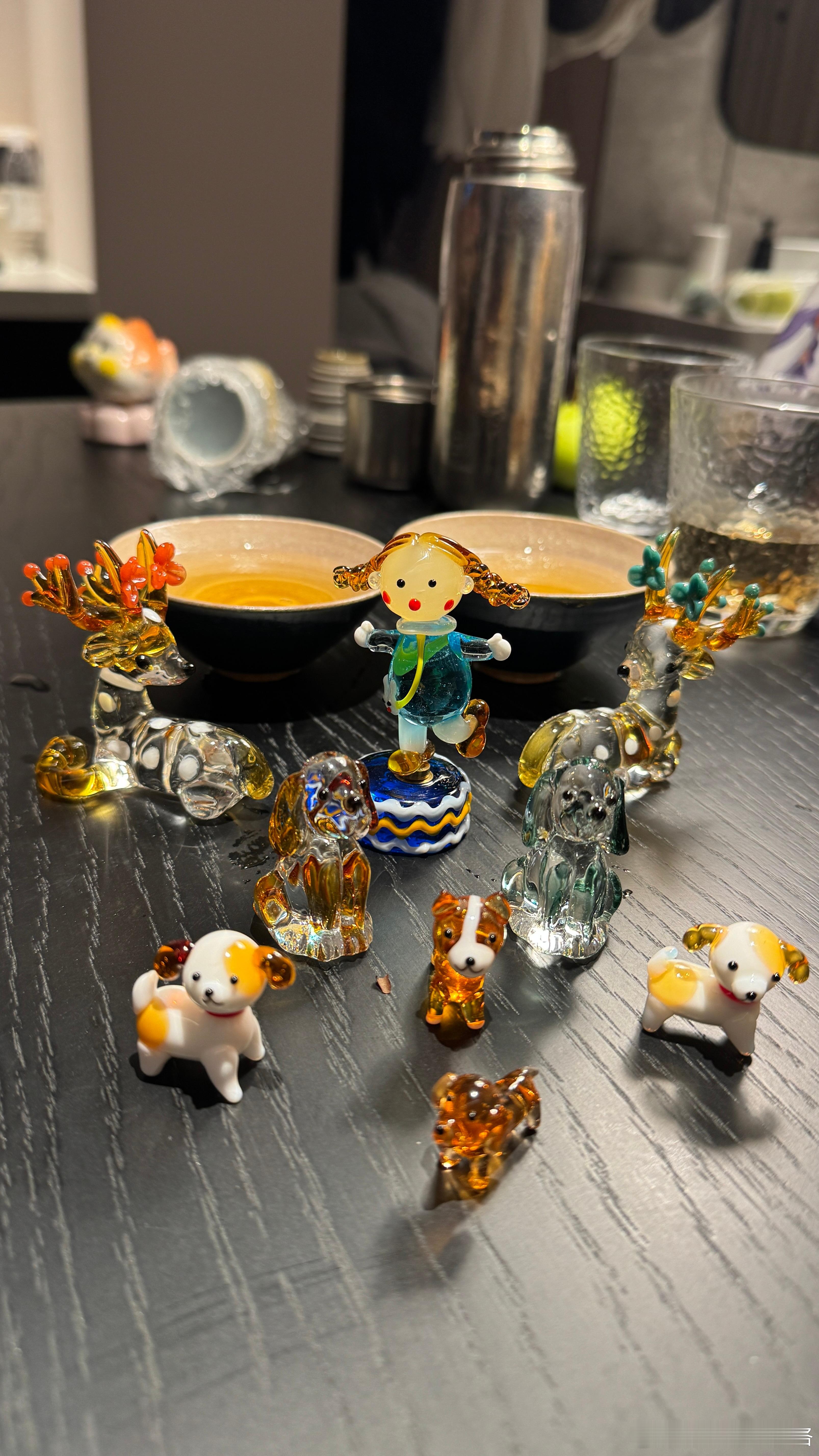 在淄博，买了好多便宜的琉璃小玩意，在酒店打开一一把玩，开心死了