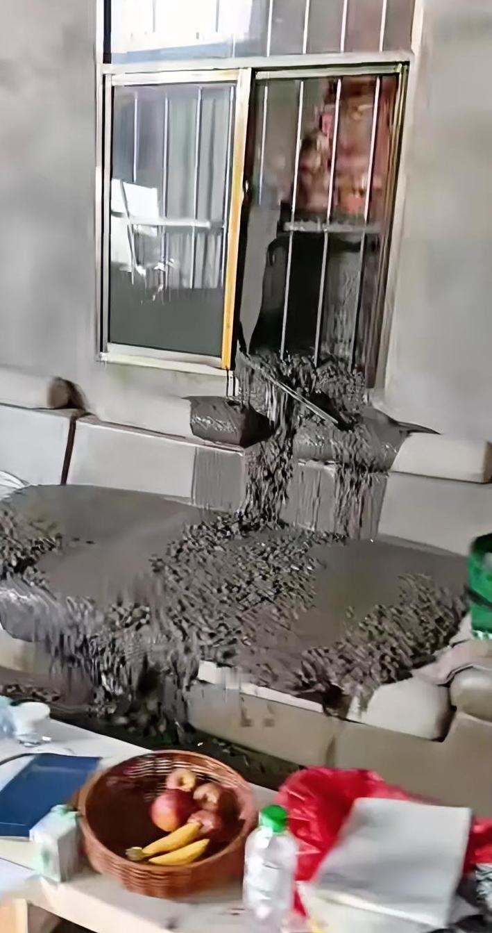 邻居盖房子，把水泥打到人家沙发上，这可真是不分你我了。

当天老大娘正坐在沙发上