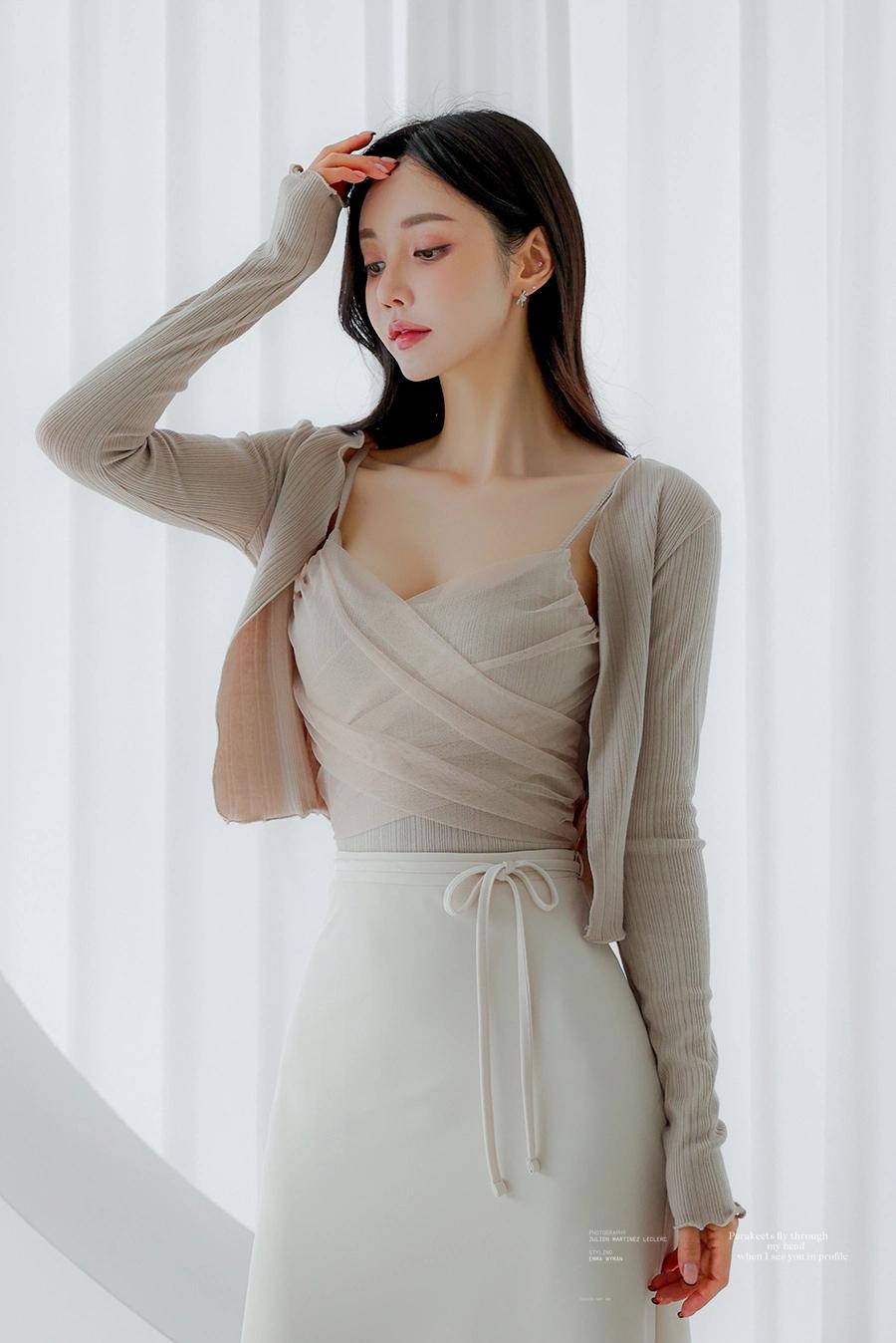 孙允珠的穿搭真是把女性魅力展现得淋漓尽致。就说她的白色圆领连衣裙，简约大气得没话