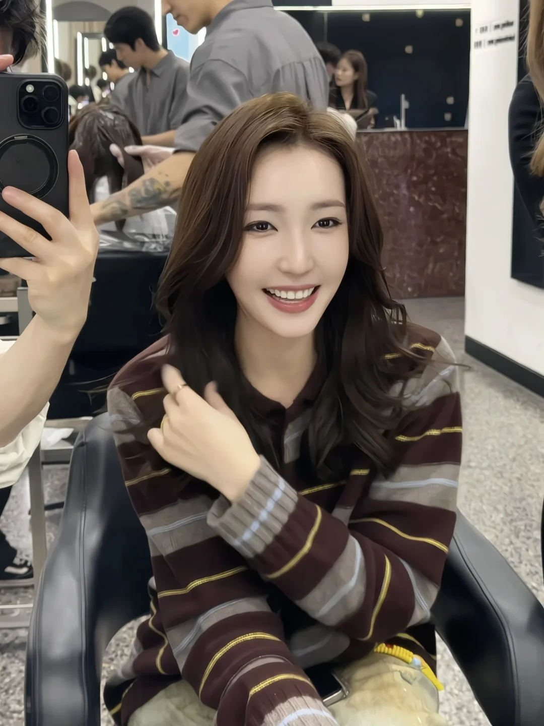 笑着走出理发店 说的就是我