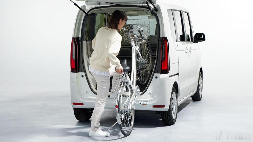 不到3.4米的小车居然也能放自行车。这次本来准备租一个 SUV 或埃尔法，但是因