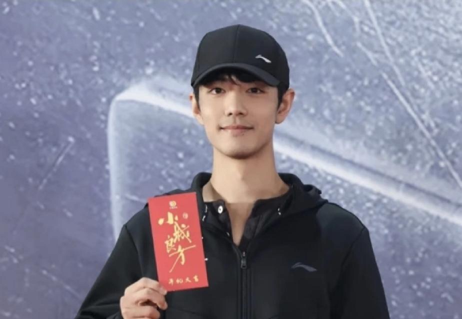 太不可思议了，
肖战前段时间还是成熟爱豆形象，
素颜马上变成了大学生的模样，可塑