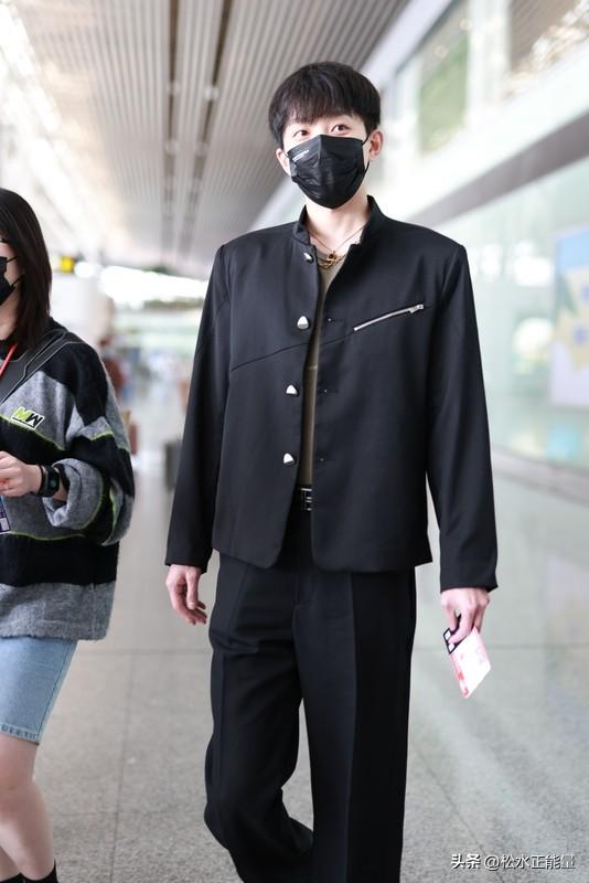 家人们谁懂啊！王一博微博之夜的中山装造型直接杀疯了！墨黑色立领款版型超挺括，肩线