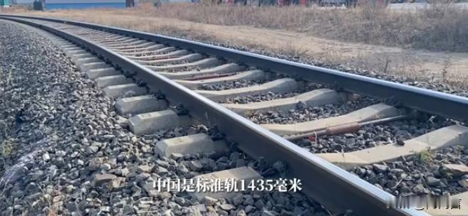 99%的人都不知道，俄罗斯的铁轨和中国的铁轨大不相同！我们国家的火车开往俄罗斯，