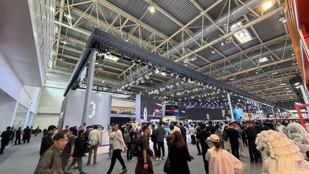 来问界展台看了看，现场搭展还是蛮用心的，看出来应该是给这次车展量身打造，而不是复