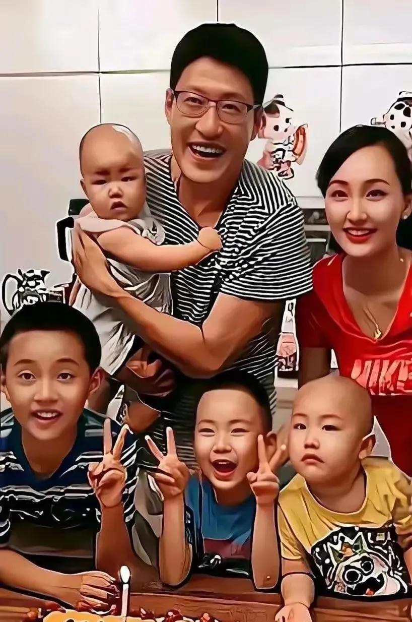 演员于震多子多福，这四个大儿子可怎么养啊？幸亏于震拍戏多有钱，一家人快乐融融，看