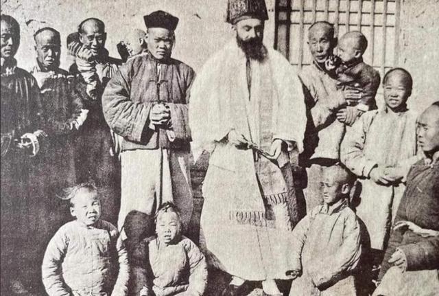 1951年4月的一天，武汉市人民政府根据群众举报，对武昌花园山一带展开突击搜查和