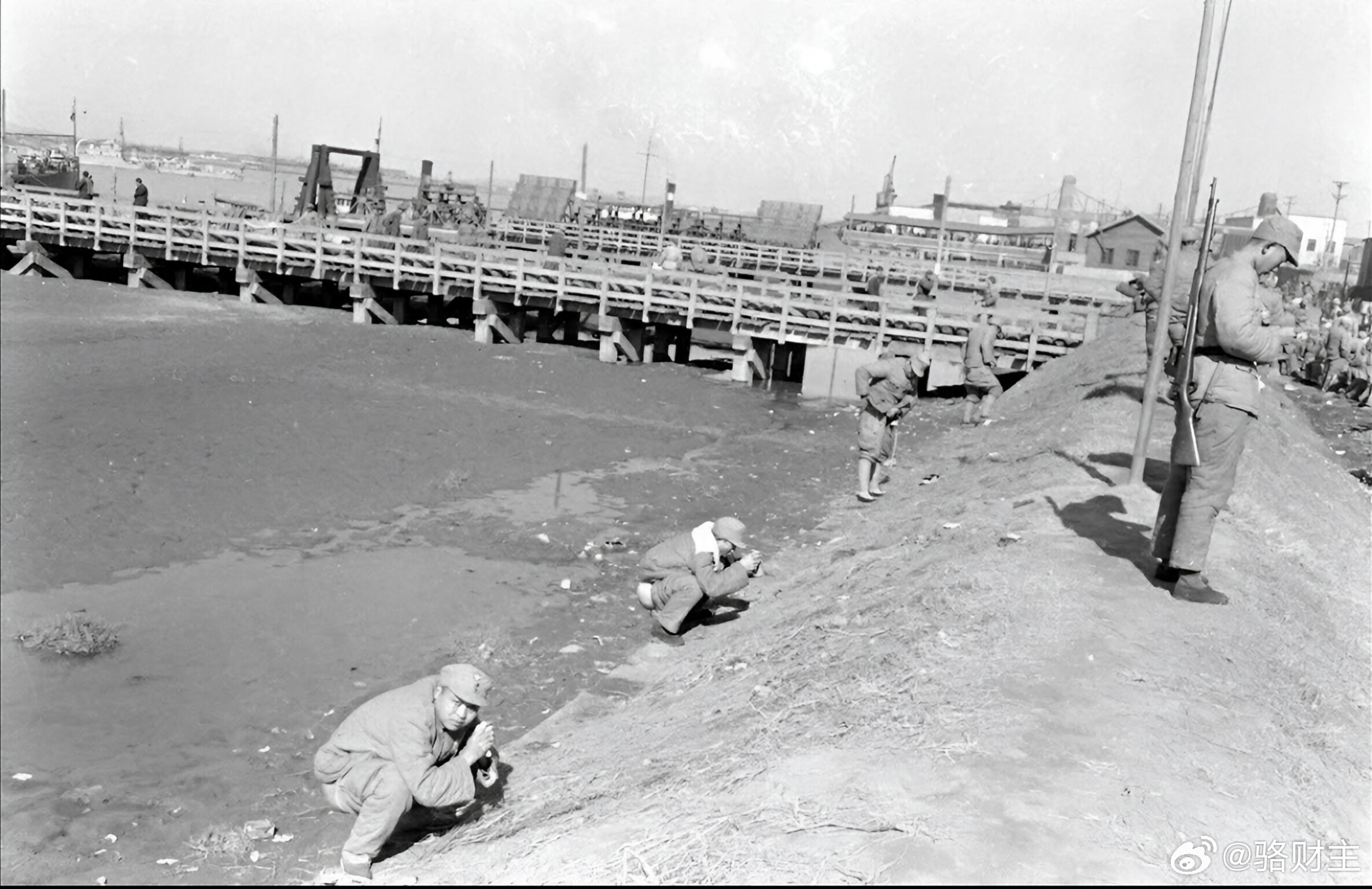 1949年，南京。国民党军队撤退期间，摄影师记录下了这样一个少见的场景：几名士兵