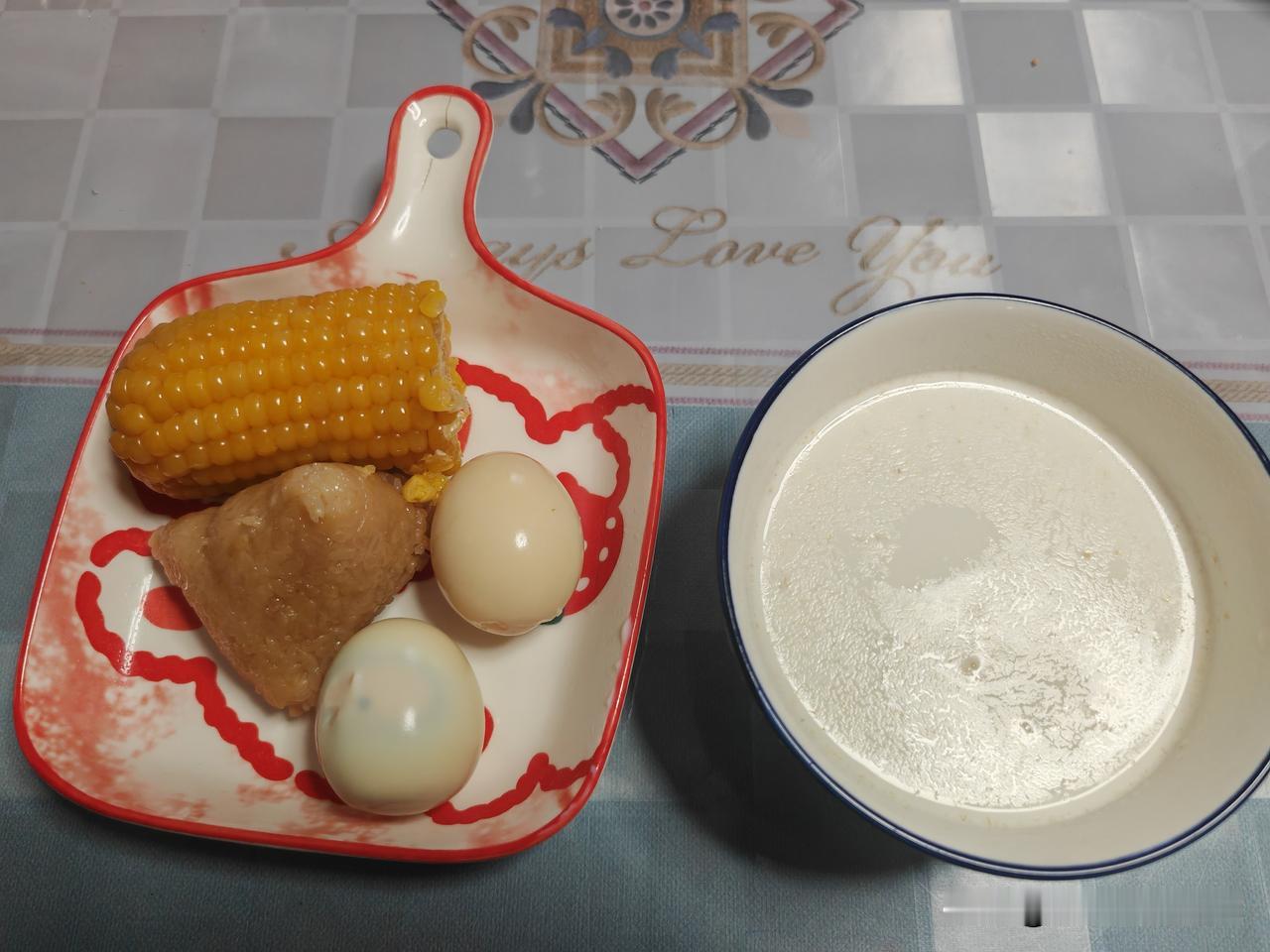 早餐分享～
早晨天气不好，我和老公六点多才起床，他说市场要的货不多，不着急去上班