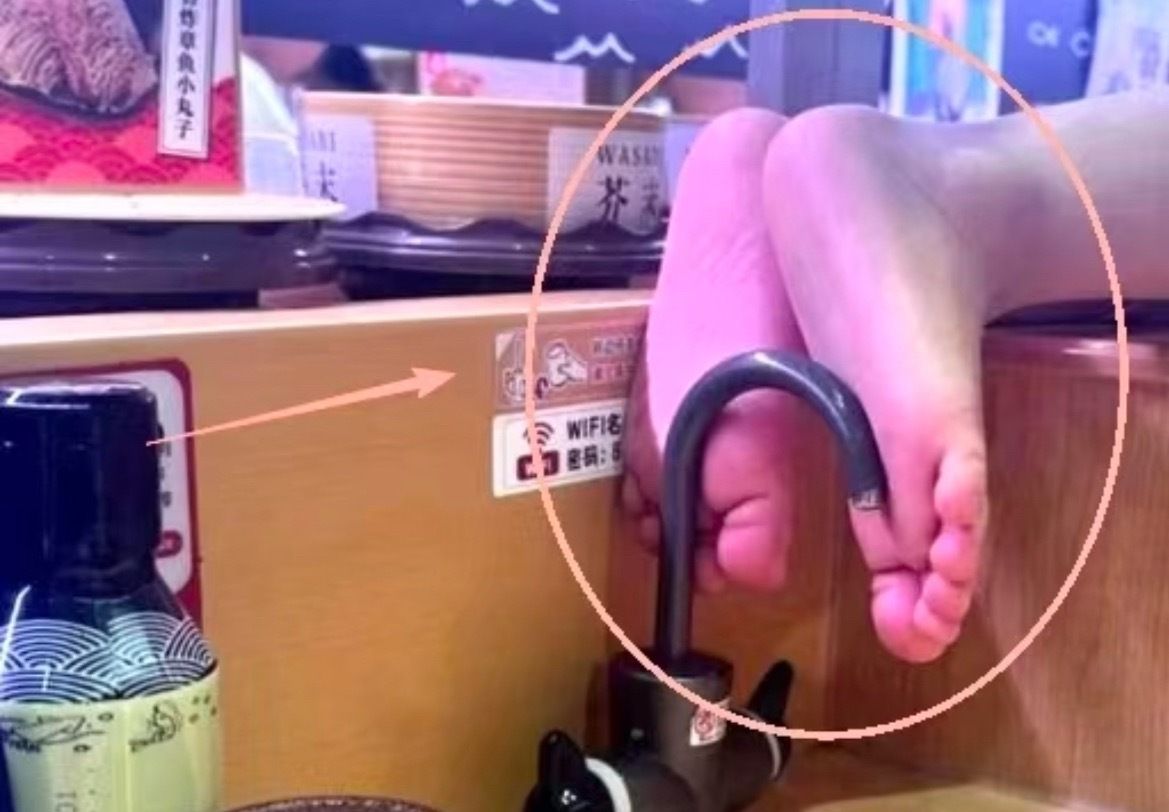 寿司郎 脚踩水龙头吃个饭还要看杂技表演，还是光脚的那种🤮这不是餐桌吗，这姿势是
