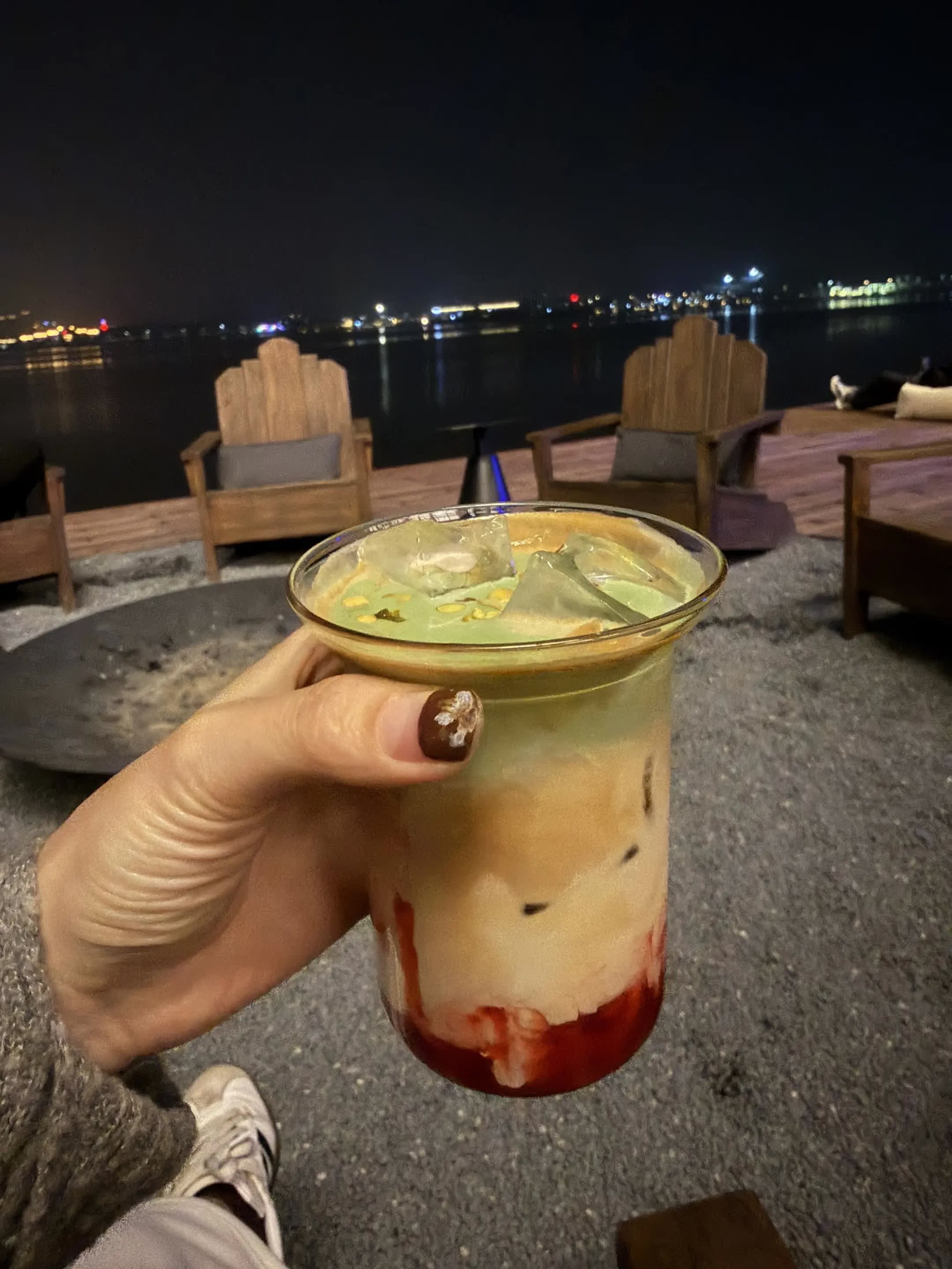 小时候天天说 咖啡是高端人士喝的 现在哈哈我天天喝了  又说是穷人喝的 