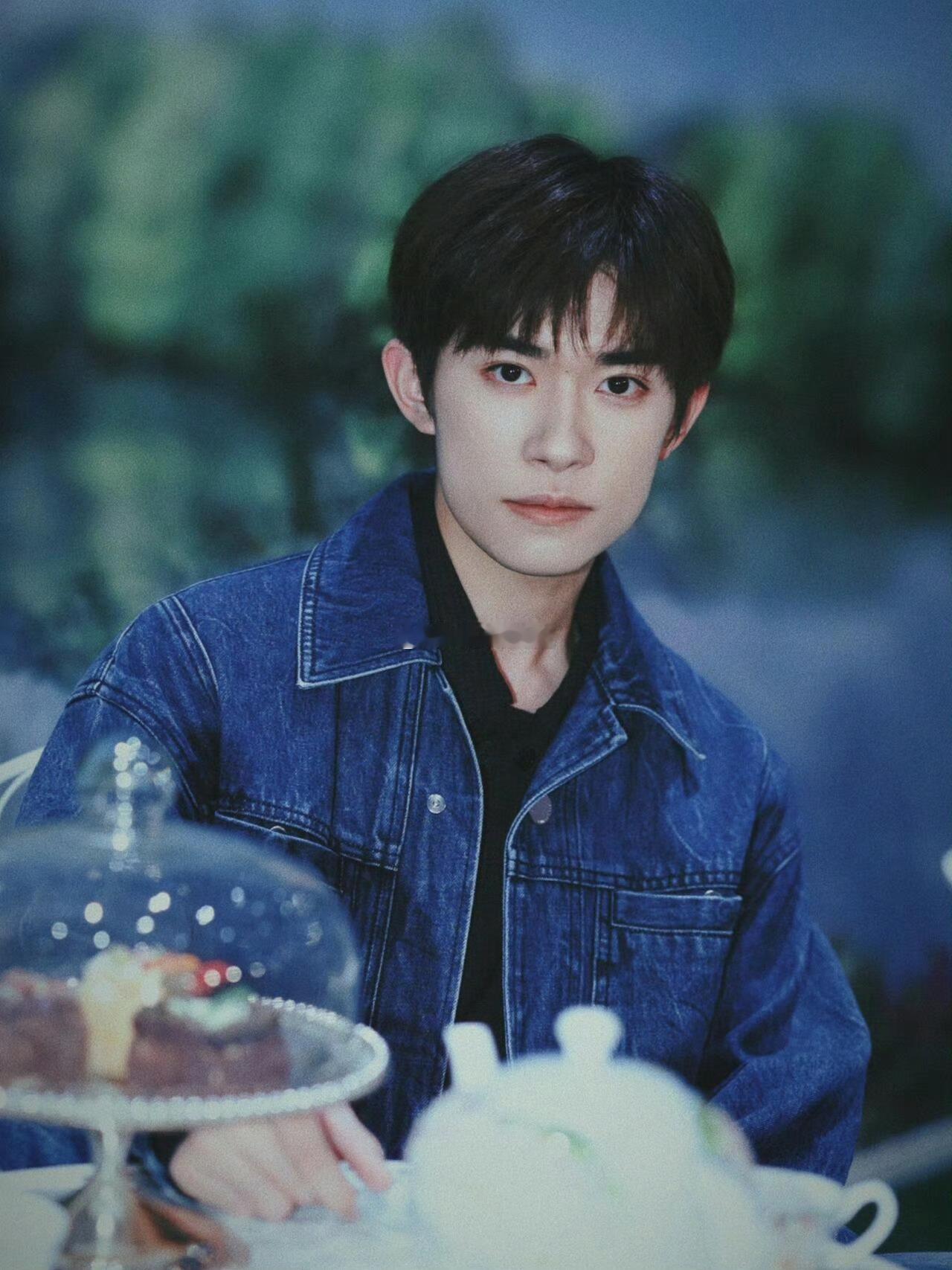 易烊千玺牛仔工装 当易烊千玺遇上牛仔工装，瞬间碰撞出别样火花。经典的牛仔元素与利