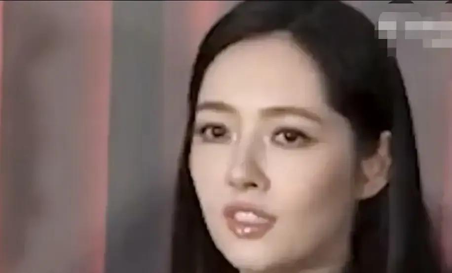 郭碧婷被记者堵在街头问是不是分居，她一句“孩子是我自己想生的”把婚变传闻顶了回去