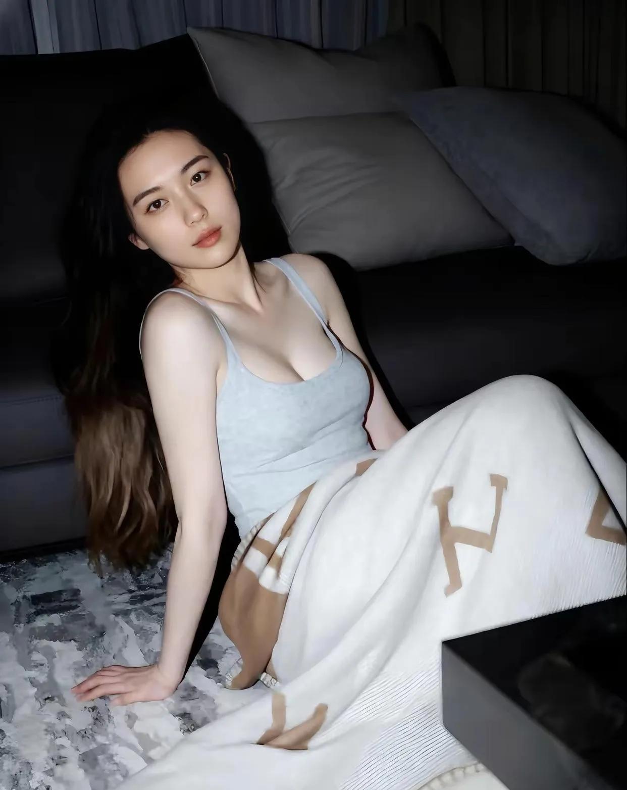 慵懒午后，惬意躺卧，享受宁静时光。