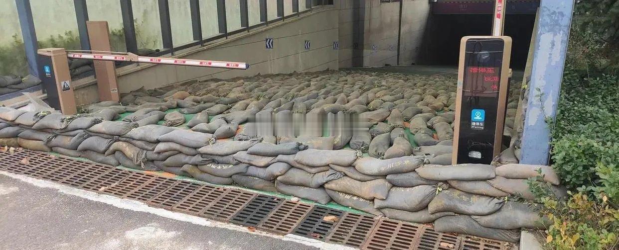 地下车库这样防水，真的管用吗？为什么不在入口处安置一个围墙呢？ ​​​