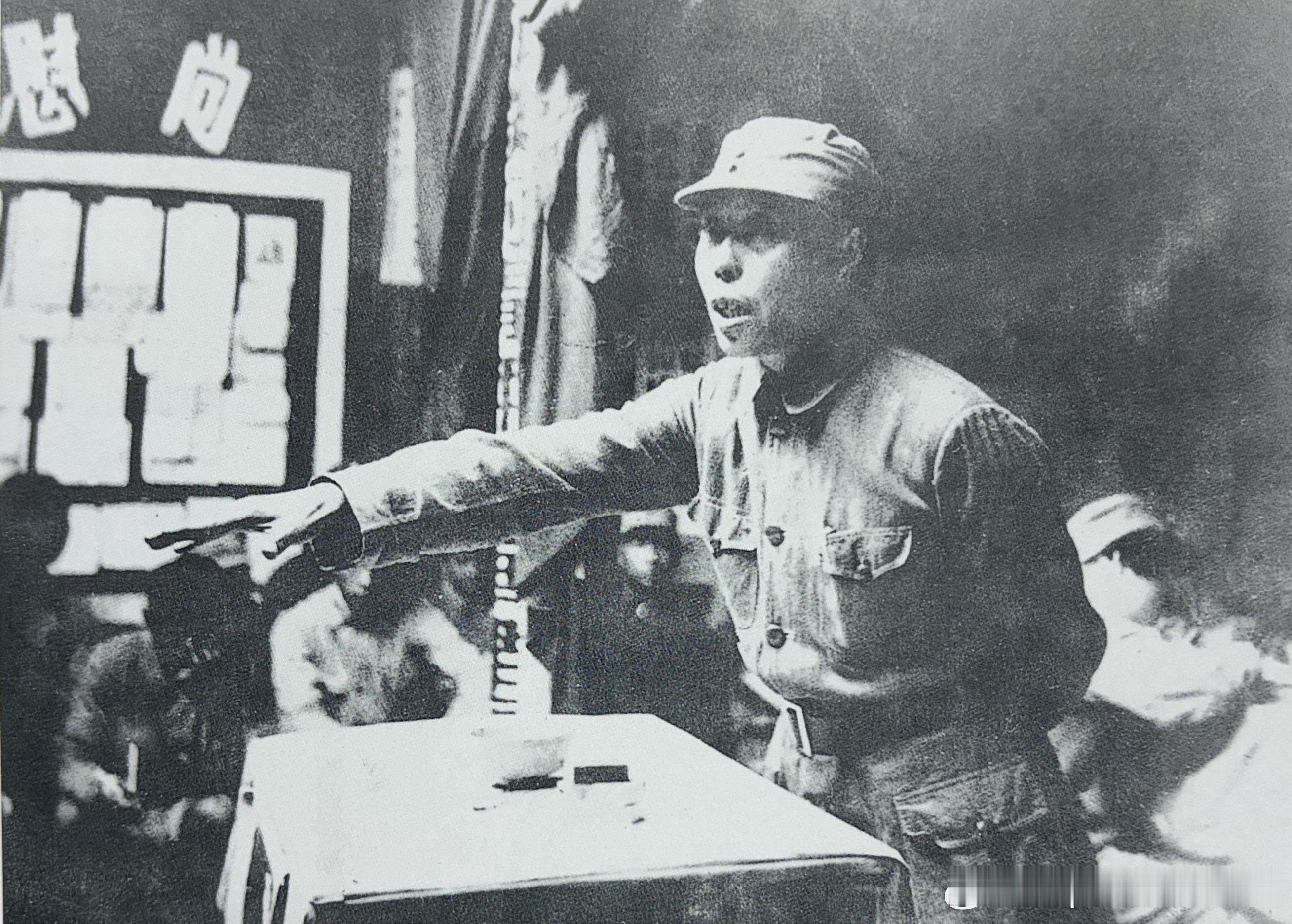 1939年5月4日新四军在云岭召开纪念五四运动20周年大会。这是项英在大会上讲话
