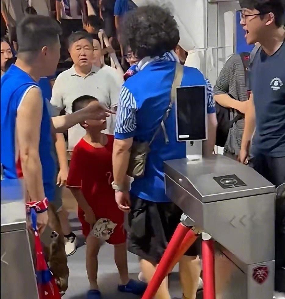 武磊 申花球迷上海德比的恩怨又一次延伸到场外。申花主场赛后，一名身穿武磊7号国家