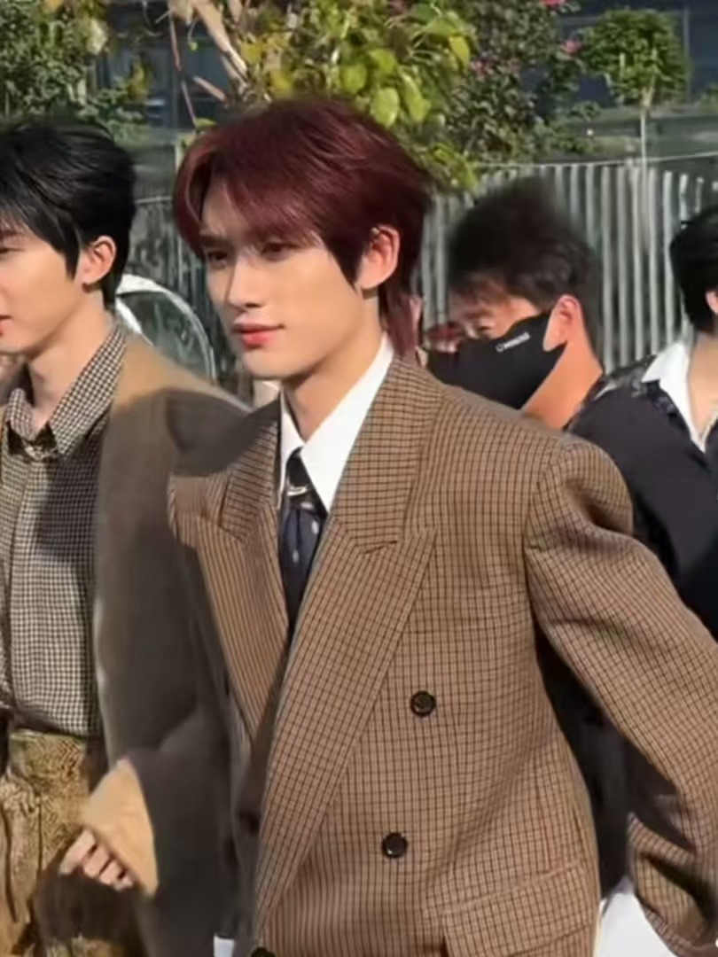 丁程鑫棕色格子西装丁程鑫星光大赏造型丁程鑫星光大赏造型，帅，帅住了 