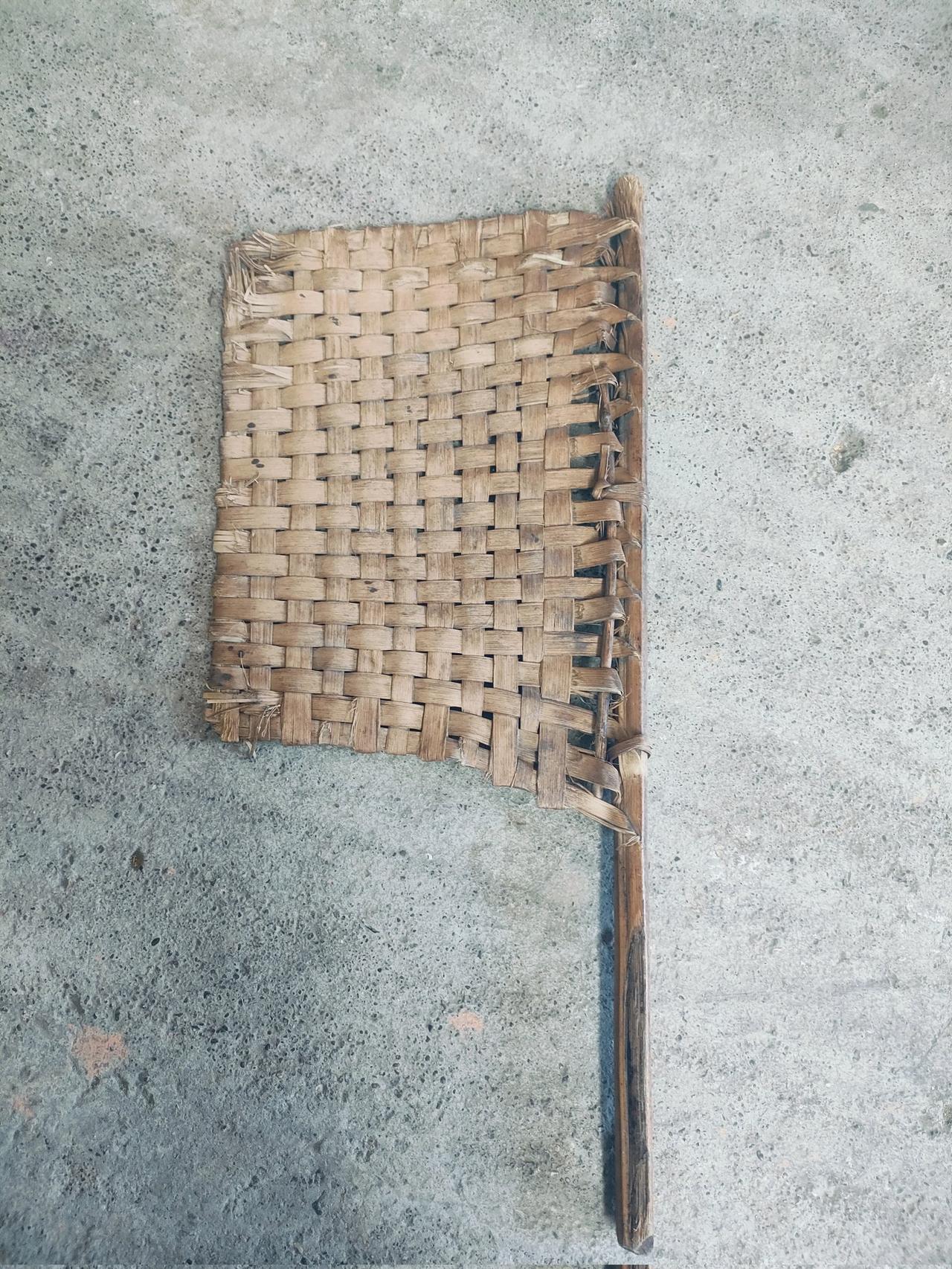 曾几何时，整个下午都只能靠一把手扇度日。后来，家里装上了吊扇，生活似乎轻松了不少