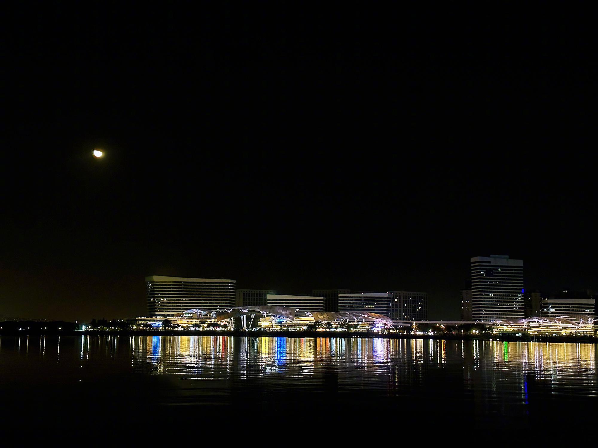 王一博小雪营业啦，晒了一张拍的夜景，工作室还发了王一博在江边的背影照[憧憬] ​