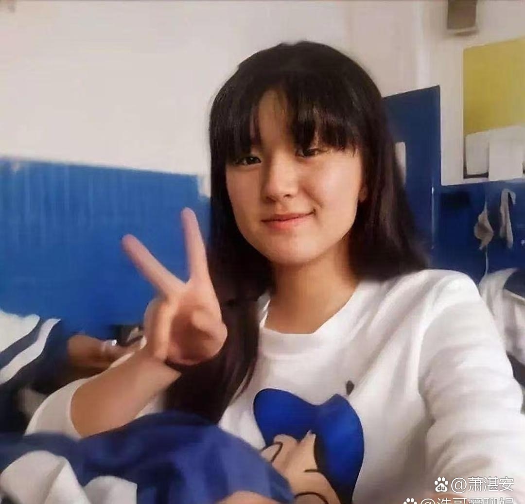 赵⁠⁠露‍思中⁠⁠学时期的⁠‎学生‏⁠照被翻出来了，﻿﻿颜值确实能打，那时候‌就