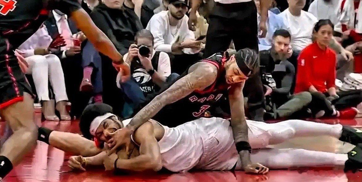 英格拉姆真是太凶残了！在今日骑士对阵猛龙的第二节比赛中，阿伦被英格拉姆打到鼻子出