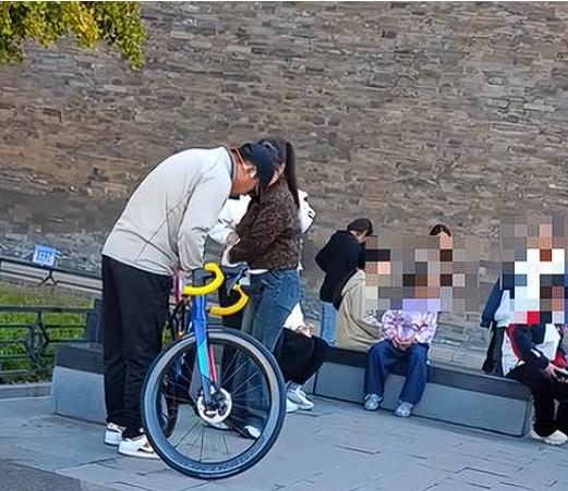 北京，一男子将自己价值10万元的自行车随意停放在台阶上，谁料，一名路过的小孩不小