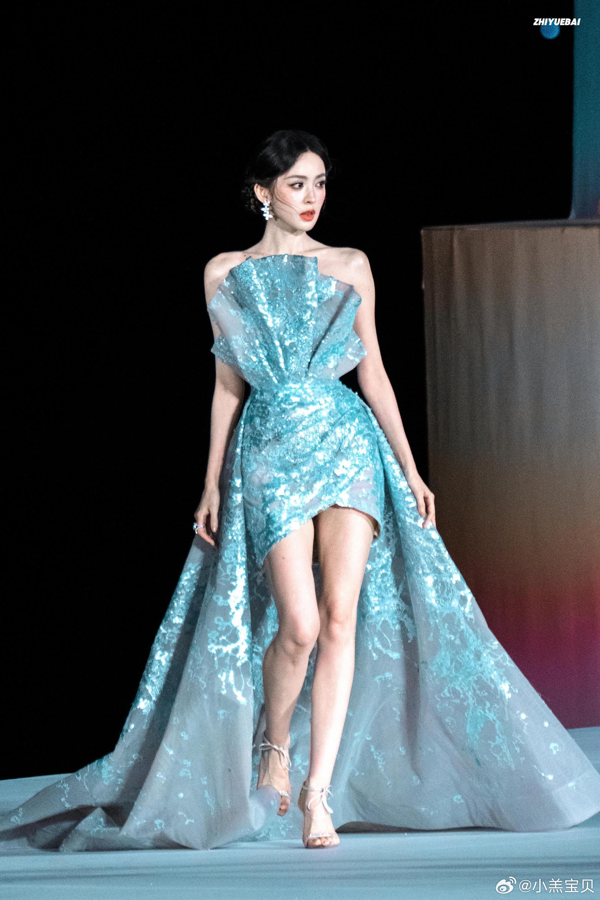 娜扎人鱼公主妆 娜扎嘉人红毯生图 闪耀时尚风格之夜📷