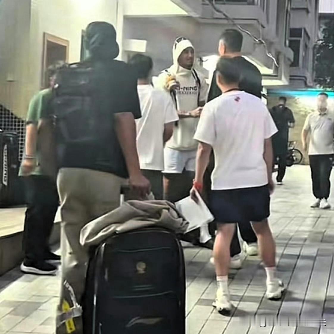 杜锋送别奎因返美，杜锋即将开启忙碌模式，广东休赛期续约悬念拉满，奎因大概率得到续