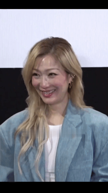 53岁能有郑秀文这样的状态，怕是做梦都会笑醒，她脸上那种清透的感觉是最让人羡慕的