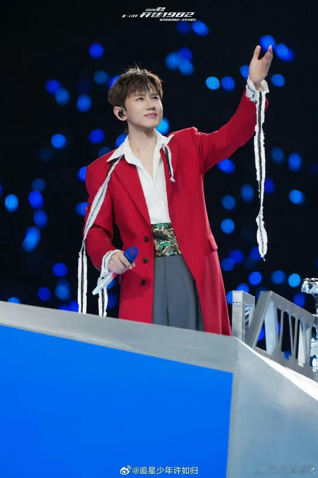 张杰鸟巢工作人员有四百多人四百多位工作人员以匠心守护舞台，张杰以热爱诠释初心，致