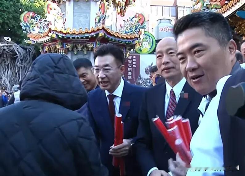 当韩国瑜喊出那句“死忠兼换帖”的时候，我就知道，江启臣稳了。

台中宫庙活动现场