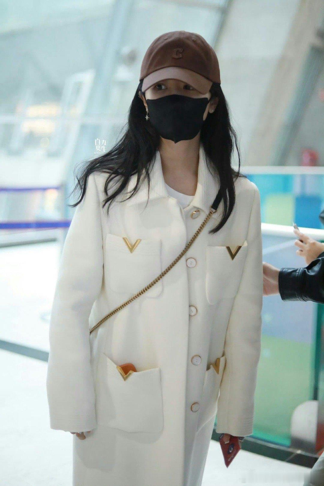 #杨紫白色大衣造型#杨紫身穿白色大衣，清新如雪，尽显高挑修长。背线优雅，更是突显