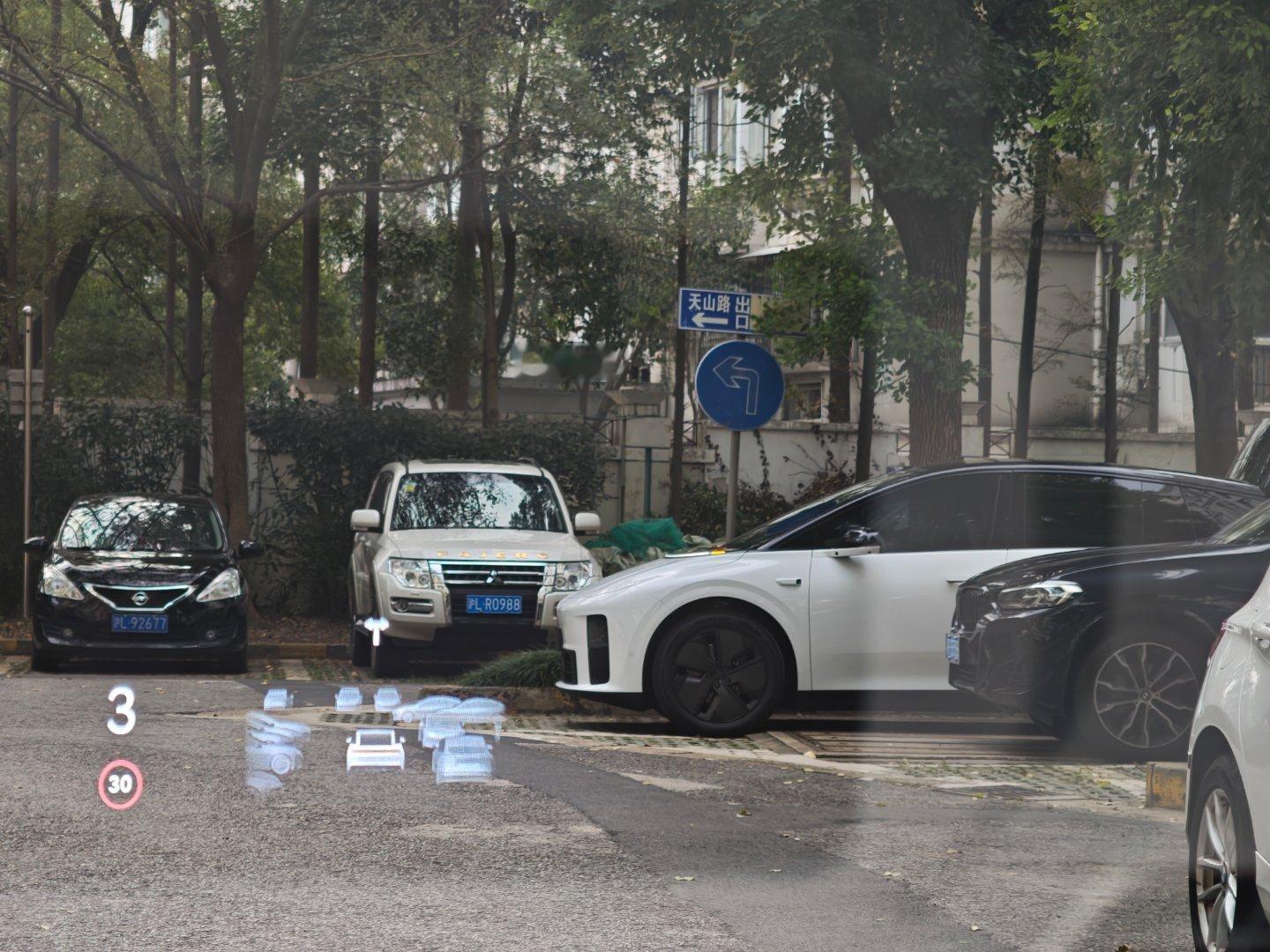 小区多了台白色i6，和它周围的其他车一对比，设计语言的反差甚至有点像概念车上路一